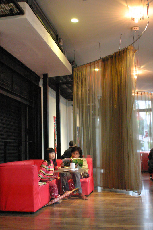 台中20號倉庫藝術特區藝術村2003年至2006年加崙工作室(大開劇團)時期夜晚的咖啡廳景緻攝影照片22